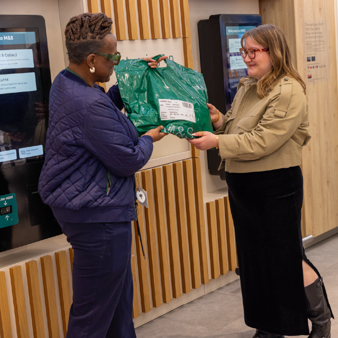 M&S customer and colleague at Click & Collect